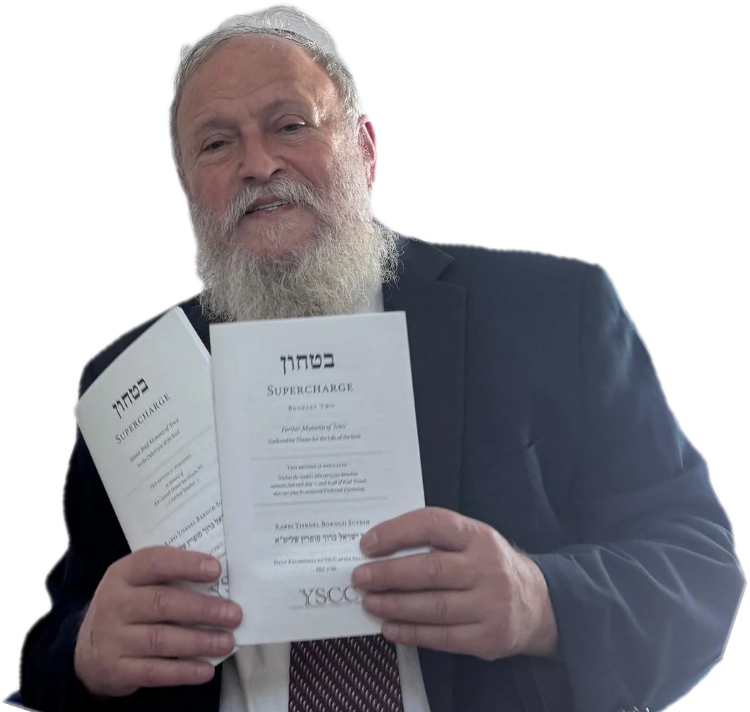 Rabbi Yisroel Boruch Sufrin holding up the two printed Bitachon booklets made from his shiurim